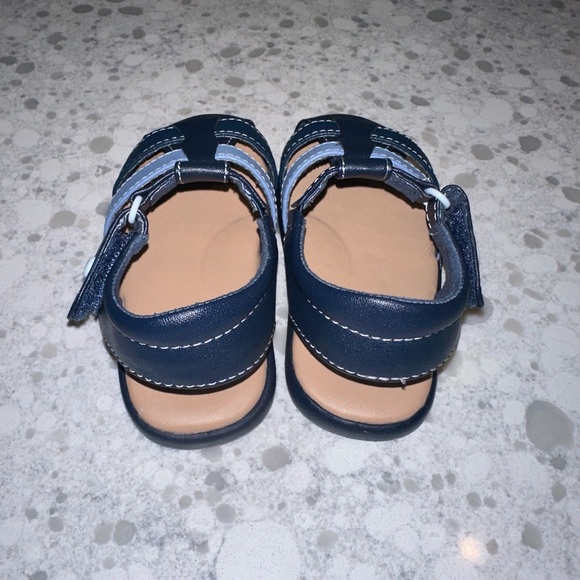 Brand new size 4 toddler Uggs. Never been worn. - Picture 3 of 6